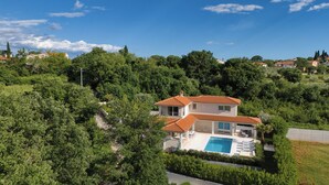 A two-story house with a swimming pool, surrounded by lush greenery and trees. - Pool Villa Ora in Nature (Marcana)