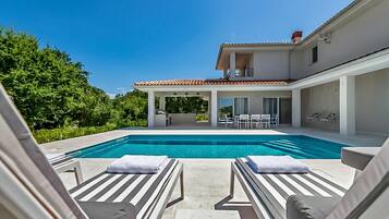 Seasonal outdoor pool, a heated pool
