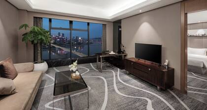 C Plaza Hotel CQ Jiefangbei Hongya Cave