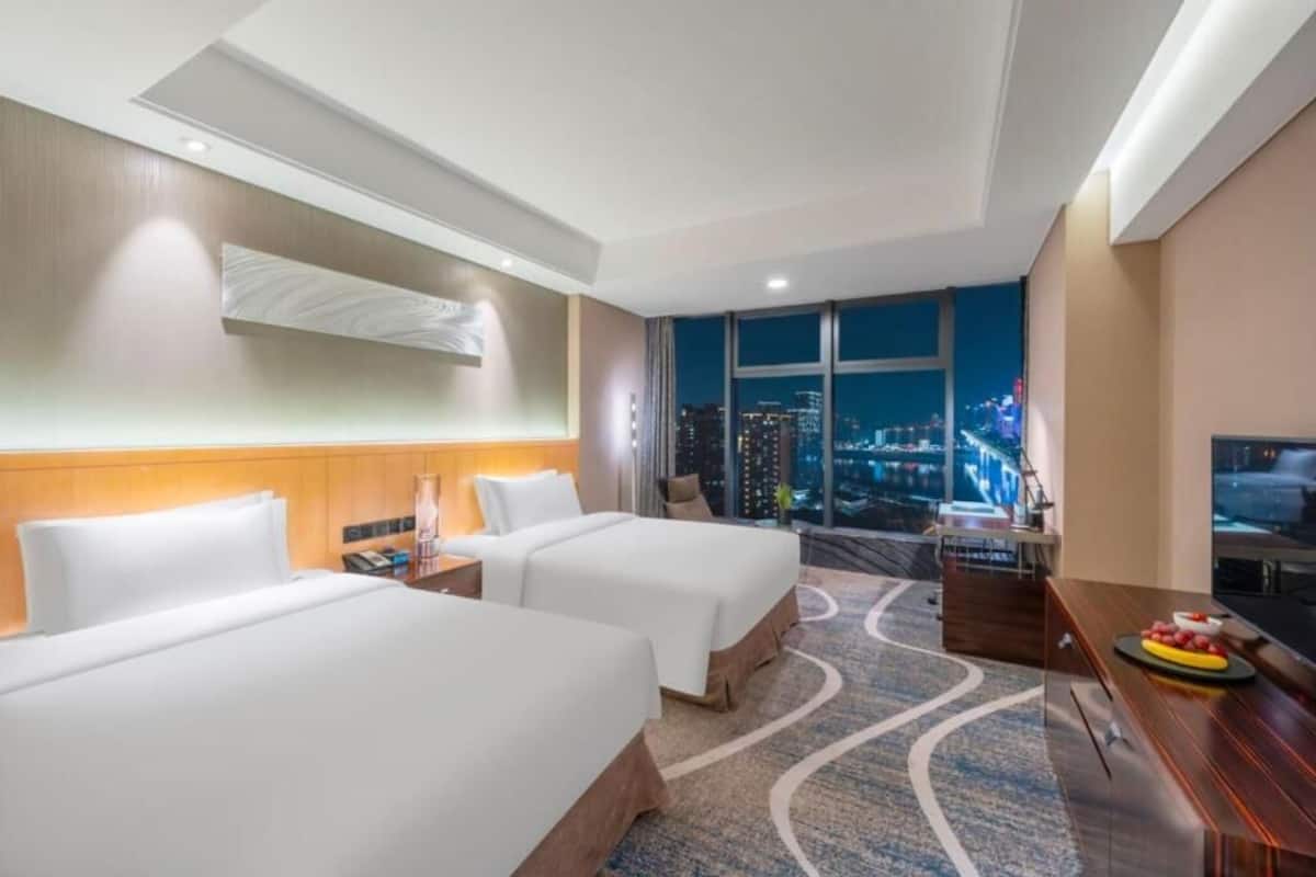 Caja de seguridad en la habitación y escritorio