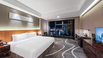 Quarto casal luxo, vista para o rio | Cofres nos quartos, escrivaninha, espaço de trabalho para notebook