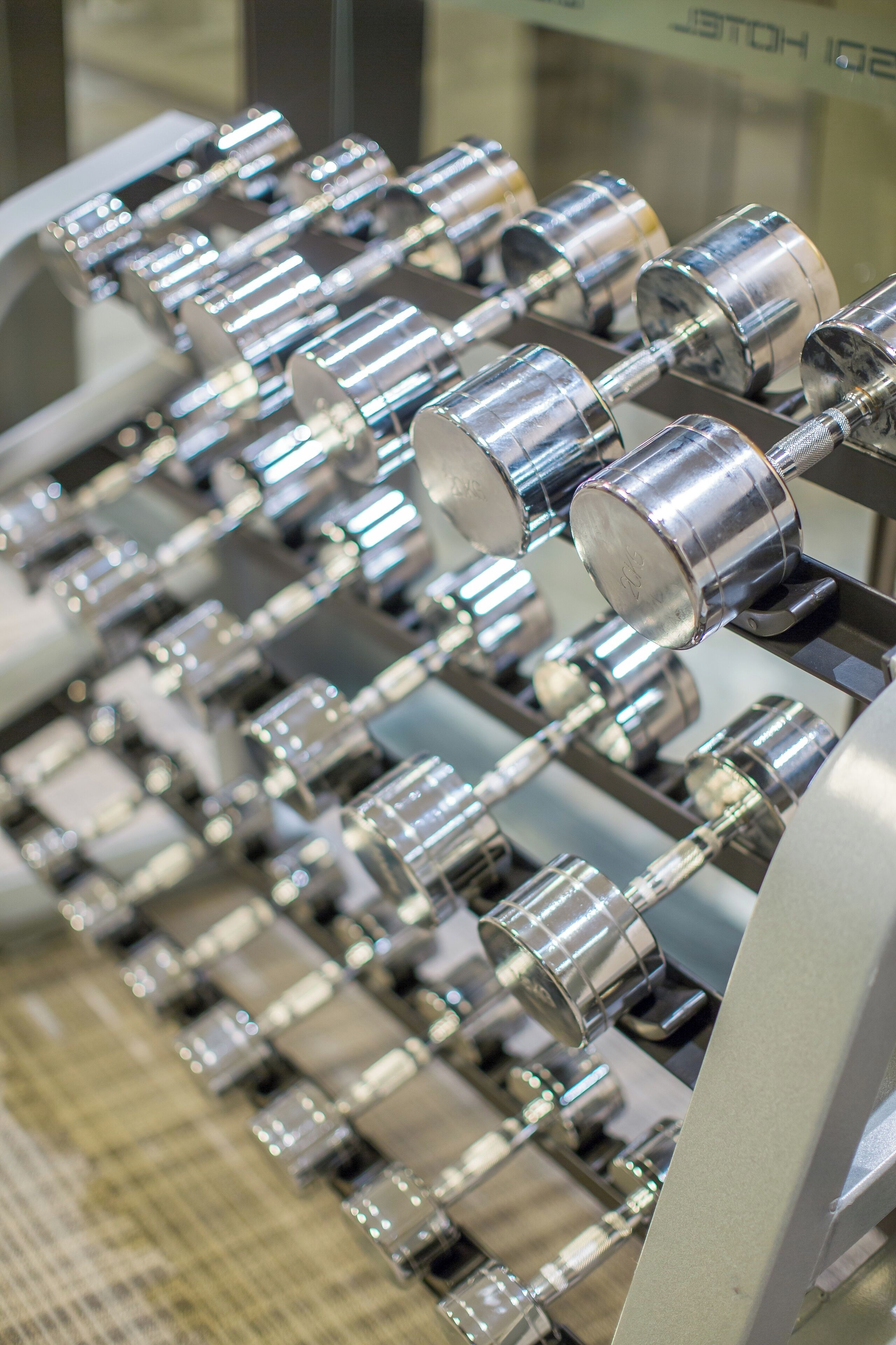 Ein Detailbild einer metallischen, industriell anmutenden Konstruktion mit zylindrischen Elementen und einer komplexen Mechanik.