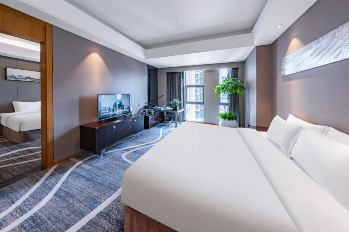 Caja de seguridad en la habitación y escritorio