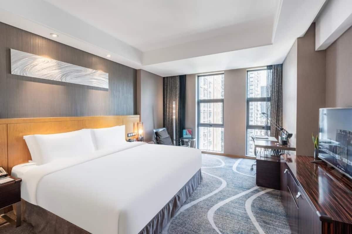 Chambre Double Supérieure, 1 très grand lit, salle de bains privée, vue ville