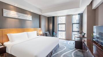 Chambre Supérieure avec lits jumeaux, plusieurs lits, salle de bains privée, vue ville | Coffres-forts dans les chambres, bureau