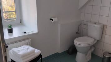 Comfort-Doppel- oder -Zweibettzimmer, Bergblick | Badezimmer | Toilettenpapier