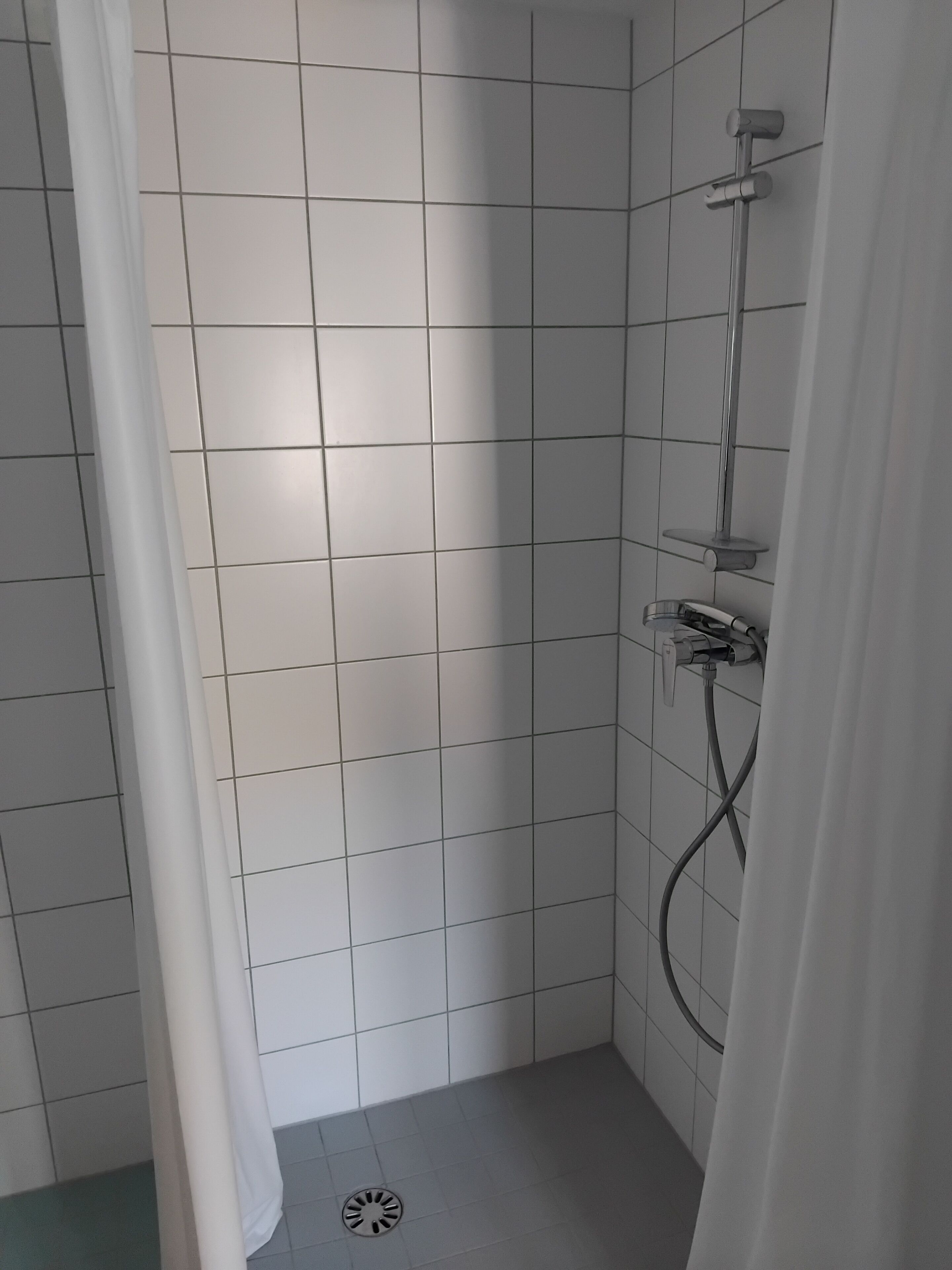 Comfort kamer, 1 twee- of 2 eenpersoonsbedden, uitzicht op bergen | Badkamer | Toiletpapier