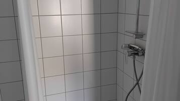 Comfort kamer, 1 twee- of 2 eenpersoonsbedden, uitzicht op bergen | Badkamer | Toiletpapier