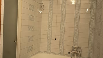 Haartrockner, Bidet, Handtücher, Seife