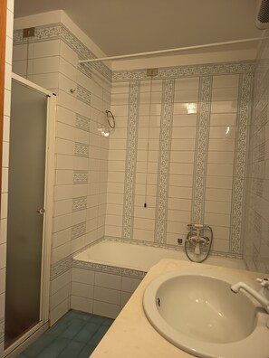 Haartrockner, Bidet, Handtücher, Seife