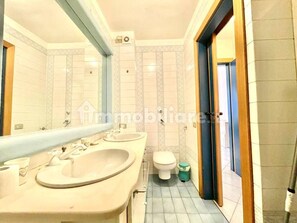 Hair dryer, bidet, towels, soap - Lodi, 10 minutes walk from train station, Milan 20 minutes. (Lodi)