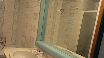 Secadora de cabello, bidet, toallas, jabón