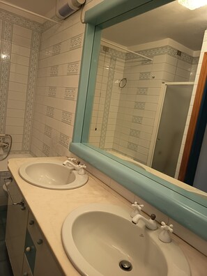 Haartrockner, Bidet, Handtücher, Seife