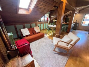 Apartamento, vistas al jardín | Zona de estar | Una chimenea