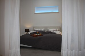 In-room safe, iron/ironing board, free WiFi, bed sheets - WasserWerk apartment - directly on the water, terrace, island view, jetty, sauna, wood-burning stove (Werder (Havel))