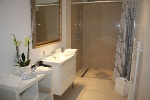 Shower, hair dryer, towels, soap - WasserWerk apartment - directly on the water, terrace, island view, jetty, sauna, wood-burning stove (Werder (Havel))