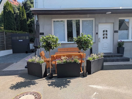Outdoor dining. Apartment in Schieder-Schwalenberg Hiking, Lake Schieder, Cycling FeWo1