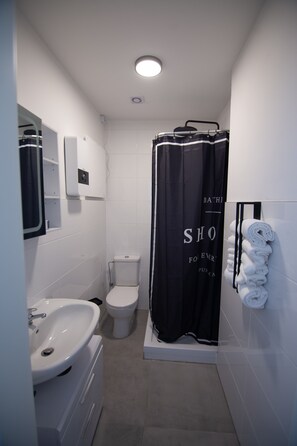 Dusche, Haartrockner, Handtücher, Seife