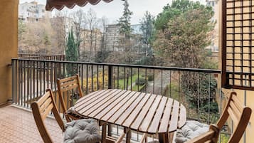 Apartment | Outdoor dining