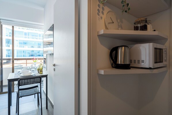 Dining - Burst - Chic Studio & Balcony in Larnaca (Larnaca)