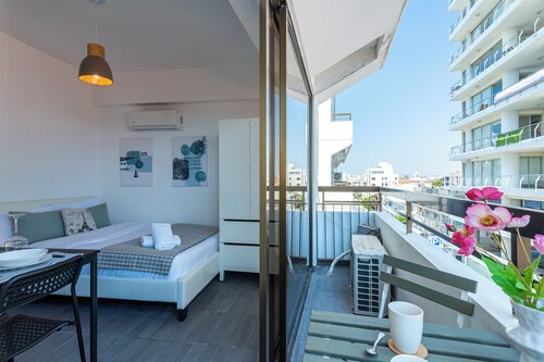 Burst - Chic Studio & Balcony in Larnaca