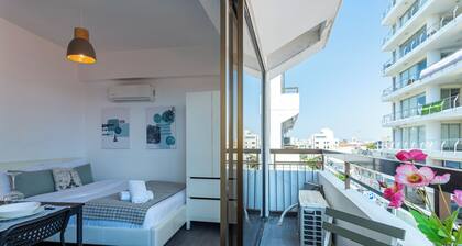 Burst - Chic Studio & Balcony in Larnaca