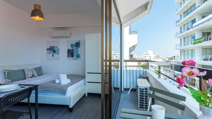 Burst - Chic Studio & Balcony in Larnaca