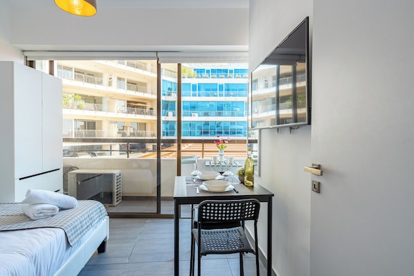 Studio, 1 lit double, coin cuisine, vue ville