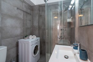 Studio, 1 Doppelbett, Kochnische, Stadtblick | Badezimmer | Dusche, Regendusche, kostenlose Toilettenartikel, Haartrockner