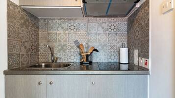 Studio, 1 Double Bed, Kitchenette, City View | Private kitchenette | Mini-fridge, microwave, stovetop, coffee/tea maker