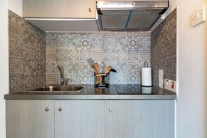Studio, 1 lit double, coin cuisine, vue ville | Coin cuisine privé