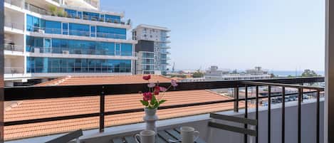 Estudio, 1 cama doble, cocina básica, vistas a la ciudad | Balcón