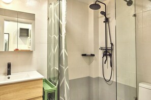 Superior Suite, City View | Bathroom | Shower, free toiletries, soap, shampoo - Innocondo Extended Stay Changning Maotai (Shanghai)