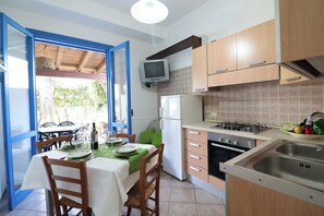 Frigorífico, horno, placa de cocina y utensilios de cocina