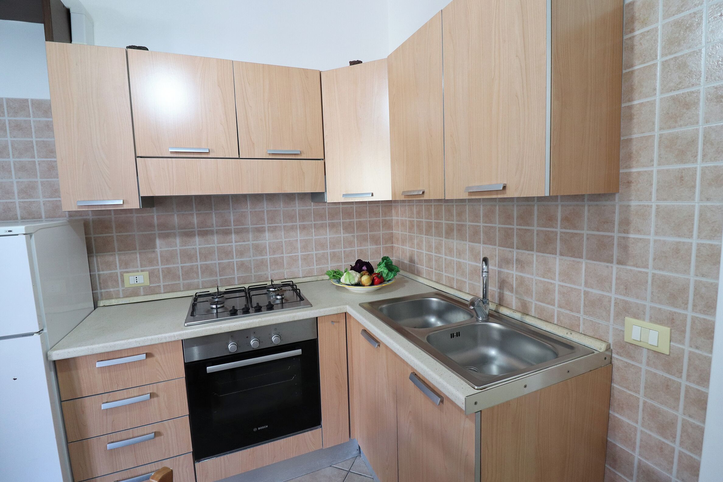 Kühlschrank, Ofen, Herdplatte, Kochgeschirr/Geschirr/Besteck