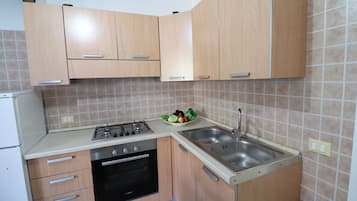 KĂŒhlschrank, Ofen, Herdplatte, Kochgeschirr/Geschirr/Besteck