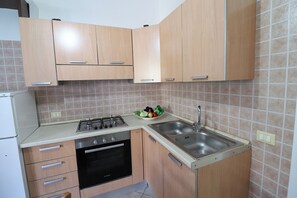 Kühlschrank, Ofen, Herdplatte, Kochgeschirr/Geschirr/Besteck