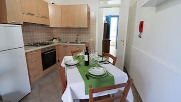Kühlschrank, Ofen, Herdplatte, Kochgeschirr/Geschirr/Besteck