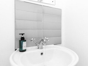 Shower, hair dryer, towels - Apartment - Sleeps 6 - Shepherd's Bush Station (London)
