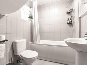 Shower, hair dryer, towels - Apartment - Sleeps 6 - Shepherd's Bush Station (London)