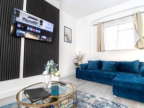 Living area - Apartment - Sleeps 6 - Shepherd's Bush Station (London)