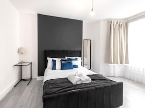3 bedrooms, iron/ironing board, free WiFi, bed sheets - Apartment - Sleeps 6 - Shepherd's Bush Station (London)