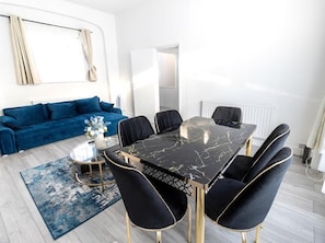 Dining - Apartment - Sleeps 6 - Shepherd's Bush Station (London)