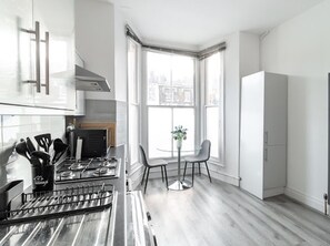 Fridge, microwave, oven, stovetop - Apartment - Sleeps 6 - Shepherd's Bush Station (London)