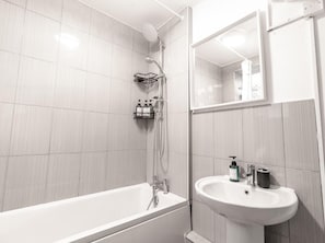 Shower, hair dryer, towels - Apartment - Sleeps 6 - Shepherd's Bush Station (London)