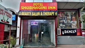 A hotel named Shubhagini Inn with a sign for a beauty salon and therapy. - Hotel Shubhangi Inn (Lucknow)