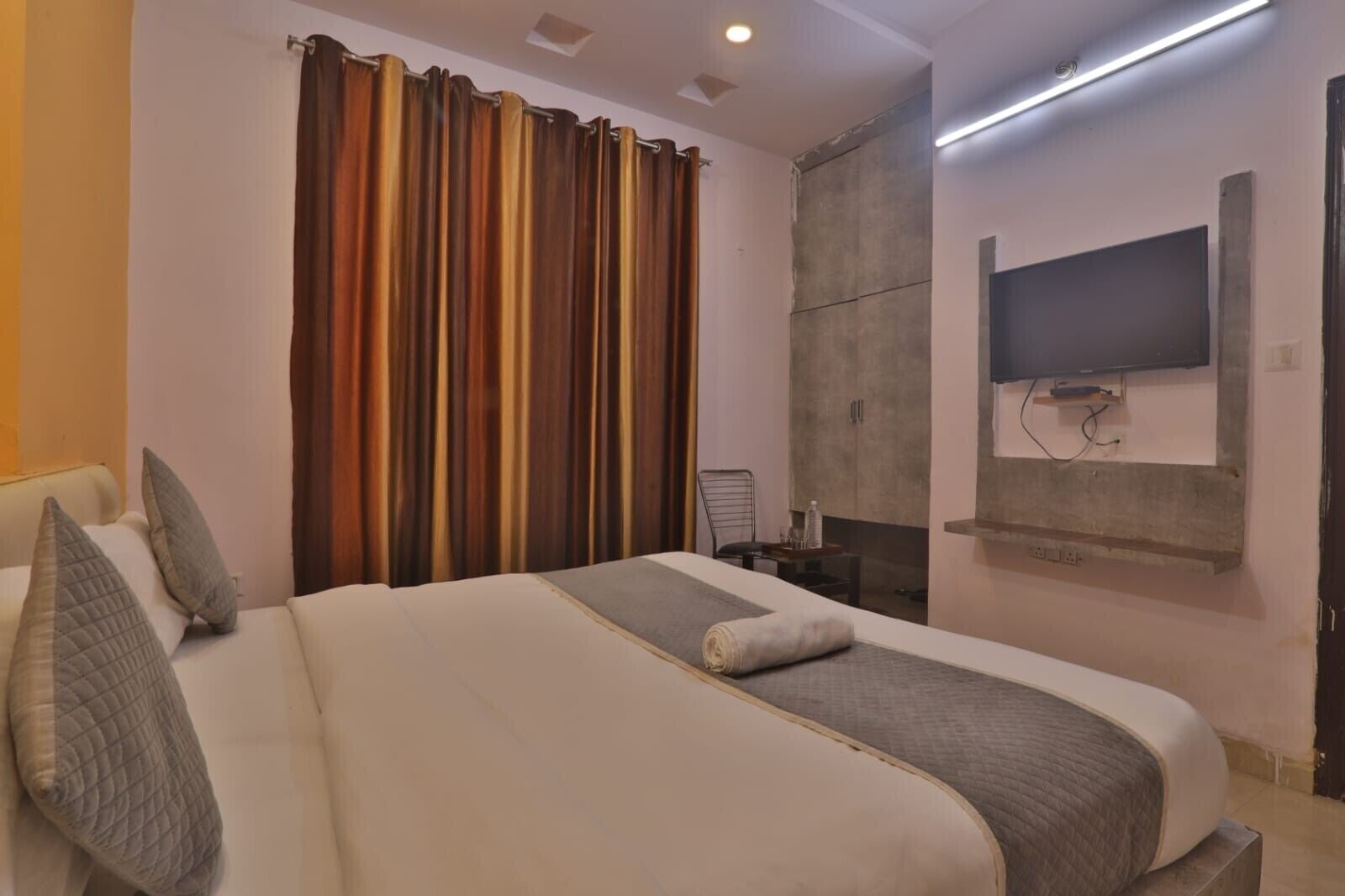 Deluxe Room | Laptop workspace, free WiFi