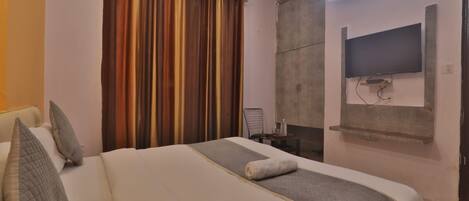 Deluxe Room | Laptop workspace, free WiFi