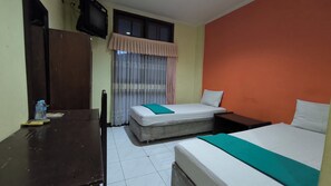 Superior Twin Room | Bed sheets - Hotel Pattimura powered by Cocotel (Kota Semarang)