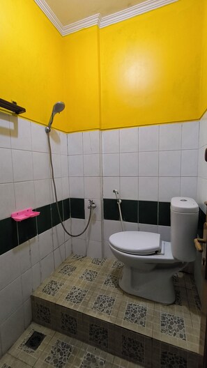 Shower, towels, soap, shampoo - Hotel Pattimura powered by Cocotel (Kota Semarang)